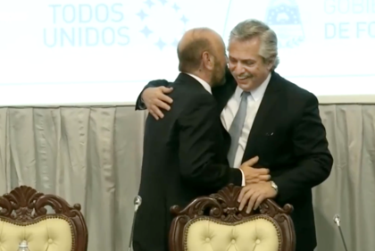 El abrazo con Gildo Insfrán, en Formosa, sin barbijo ni distanciamiento