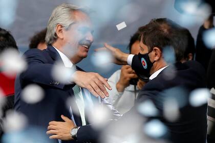 Alberto Fernandez abraza a Axel Kicillof en la inauguración de la Facultad de Ciencias Médicas de la Universidad Nacional de José C. Paz (Foto: Silvana Colombo/LA NACION)