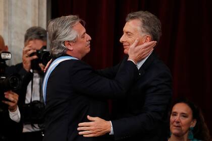 La despedida de Macri, después de recibir de él los atributos del cargo