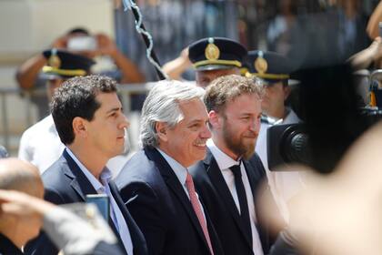 Alberto Fernández al llegar a la gobernación de la provincia de Buenos Aires para la asunción de Axel Kicillof como gobernador