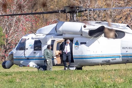 Alberto Fernández, al llegar en helicóptero al Hospital Austral para un acto oficial