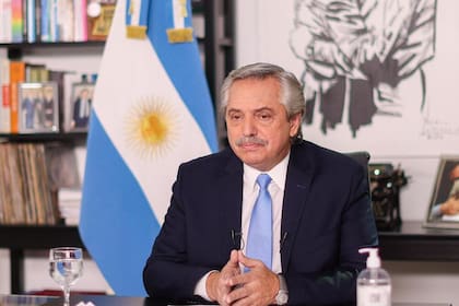 Alberto Fernández, anoche, al anunciar las nuevas restricciones para el área metropolitana