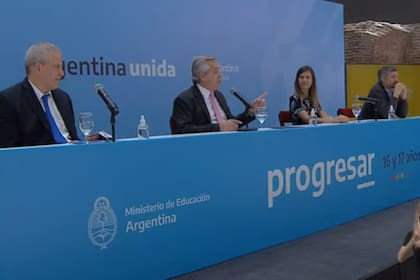 Alberto Fernández anuncia la ampliación de las becas Progresar para adolescentes de 16 y 17 años en un acto junto a Jaime Perzcyk, ministro de Educación, Fernanda Raverta, directora de la Anses y Máximo Kirchner, presidente del bloque del Frente de Todos en la Cámara de Diputados.
