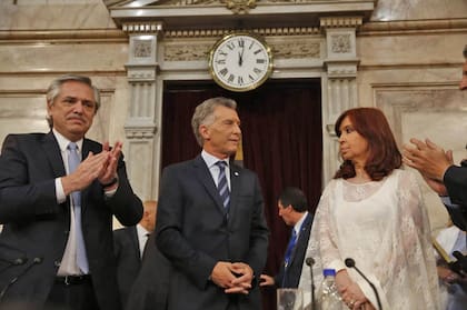 Alberto Fernández asume como Presidente de la Nación, Mauricio Macri le coloca la Banda Presidencial y le entrega el Bastón, los acompaña la vicepresidenta Cristina Kirchner