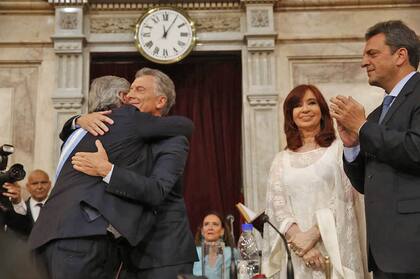 Alberto Fernández asume como Presidente de la Nación, Mauricio Macri le coloca la Banda Presidencial y le entrega el Bastón, los acompaña la vicepresidenta Cristina Kirchner