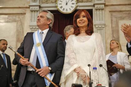 Alberto Fernández asume como Presidente de la Nación, Mauricio Macri le coloca la Banda Presidencial y le entrega el Bastón, los acompaña la vicepresidenta Cristina Kirchner