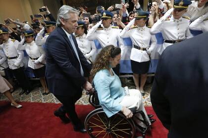 Alberto Fernández ayudo a Gabriela Michetti a entrar al recinto del Senado