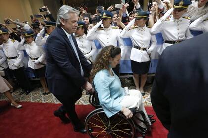 Alberto Fernández ayudo a Gabriela Michetti a entrar al recinto del Senado