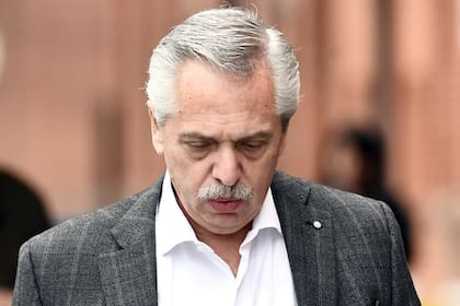 Alberto Fernández, breves declaraciones luego de votar y se fue. En Universidad Católica Argentina