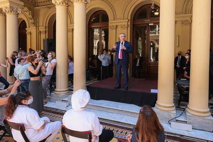 Alberto Fernández brinda con los empleados de Casa Rosada