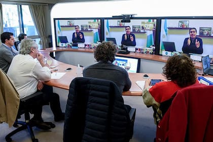 Alberto Fernández discute con gobernadores la administración de la pandemia, pero los recursos sanitarios suelen correr por cuenta de Nación. Eso liberó las finanzas de las provincias.