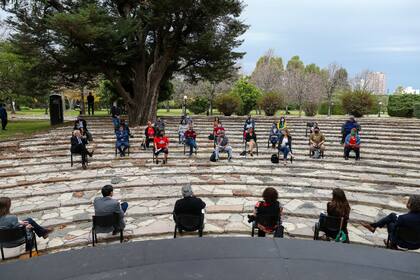 Alberto Fernández con dirigentes de La Garganta Poderosa y funcionarios