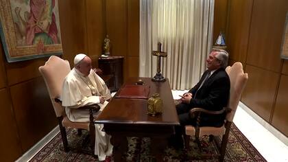 Alberto Fernández con el Papa, que no le devolvió las risas ante los camarógrafos
