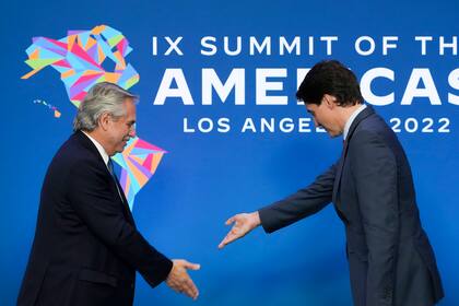 Alberto Fernández con el primer ministro de Canadá, Justin Trudeau en la Cumbre de las Américas en Los Ángeles