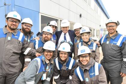 Alberto Fernández con empleados de YPF durante la presentación del nuevo gasoducto
