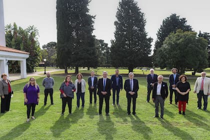 Alberto Fernndez con parte de los integrantes del comit de expertos que lo asesora durante la pandemia