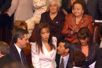 Asamblea Legislativa de la asunción de Néstor Kirchner como presidente de la Nación: Cristina Fernández de Kirchner junto al jefe de Gabinete Alberto Fernández el 25 de mayo de 2003