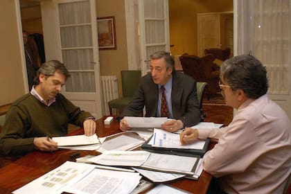 Rio Gallegos, 21 de mayo de 2003. El presidente electo Nestor Kirchner trabaja junto a el jefe de Gabinete Alberto Fernandez y el ministro Julio De Vido