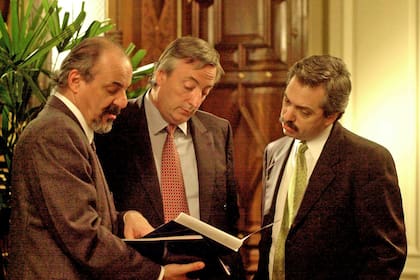 El presidente Nestor Kirchner junto al jefe de Gabinete, Alberto Fernandez y el ministro de Trabajo. La imagen fue capturada en el despacho de la presidencia, el 28 de agosto de 2003