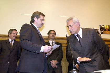 Alberto Fernández le toma juramento al nuevo secretario de Medios, José Albistur, el 6 de junio de 2003