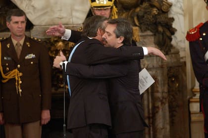 Néstor Kirchner le toma juramento a Alberto Fernández como su jefe de Gabinete, el 25 de mayo de 2003