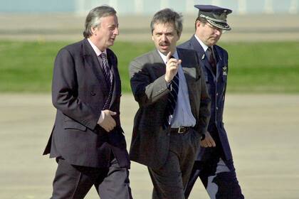 Alberto Fernández junto a Néstor Kirchner en el sector militar de Aeroparque antes de partir hacia Misiones para reunirse con el gobernador Carlos Rovira (25 de agosto de 2003)