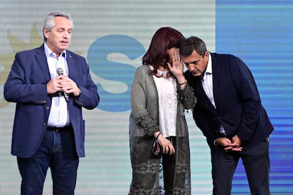 Alberto Fernández, Cristina Kirchner y Sergio Massa en el búnker del Frente de Todos