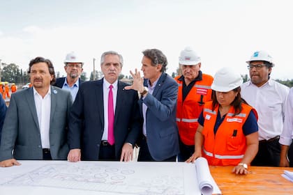 Alberto Fernández, cuando era presidente, junto a Gabriel Katopodis, exintendente que fue su ministro de Obras Públicas