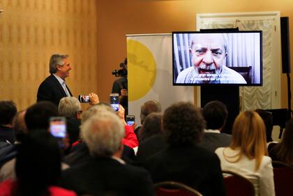 Alberto Fernández dialoga con Lula por teleconferencia, durante el encuentro del Grupo de Puebla