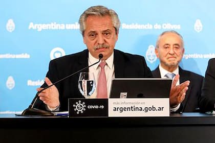 Alberto Fernández, con el doctor Pedro Cahn detrás