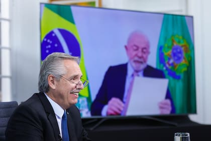Alberto Fernández durante el foro de cambio climático. Detrás, el presidente Lula da Silva