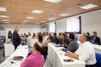 Alberto Fernández durante la clase en la Universidad Camilo José Cela en Madrid