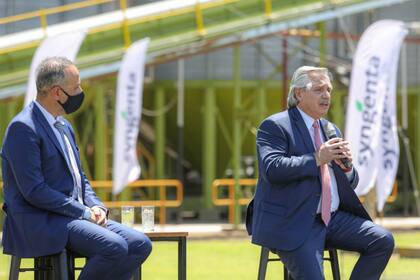 Alberto Fernández durante su alocución en la planta de Syngenta