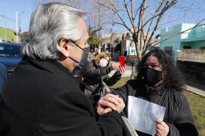 Alberto Fernández, durante una de las paradas para saludar a vecinos de Quilmes