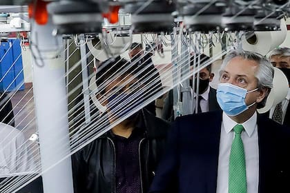 Alberto Fernandez durante una recorrida por la fabrica Hilados S.A., en el Parque Industrial de La Rioja, donde encabezó la reapertura y puesta en marcha de la empresa