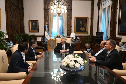 Alberto Fernández, el 17 de mayo, con Pereyra, Descalzo, Mussi y Watson