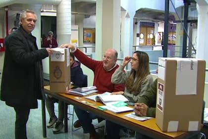 Alberto Fernández emite su voto