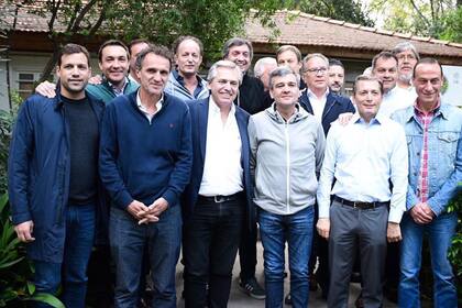 Alberto Fernández, en 2019, antes de ser ungido candidato a presidente, junto a intendentes del PJ bonaerense
