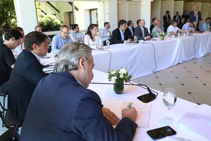 Alberto Fernández en Olivos. Reunión con el gobernador e intendentes bonaerenses a raíz del operativo de lucha contra la pandemia de coronavirus