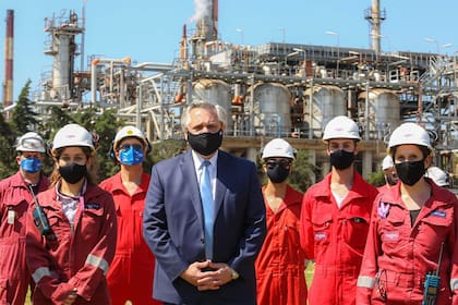 El presidente Alberto Fernández en el acto llevado a cabo en la refinería de Raízen, la licenciataria de las estaciones de servicio de Shell