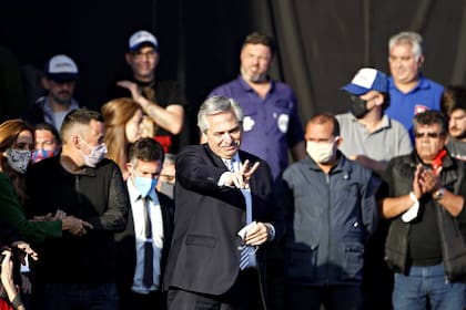 Alberto Fernández en el acto llevado a cabo en el estadio de Nueva Chicago