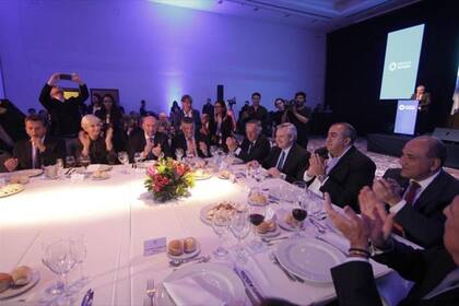 Alberto Fernández en el centro de la mesa, durante la cena de los 50 años de la Unión Industrial de Tucumán de 2019
