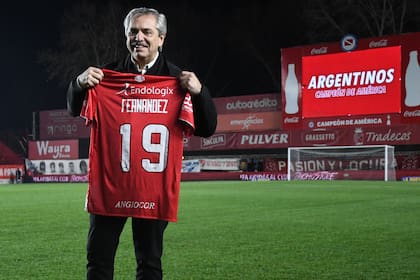 Alberto Fernández en el estadio de Argentinos Juniors, su club, la noche del empate contra River, por la primera fecha de la Superliga.