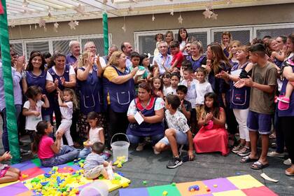 Alberto Fernández en el hogar Juan XXIII y el espacio de primera infancia 'Sonrisas', en Baradero