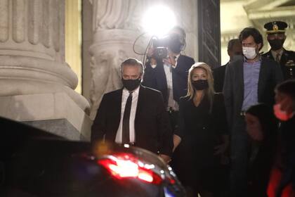 El presidente Alberto Fernández sale del Congreso después de despedirse de los restos de Carlos Menem