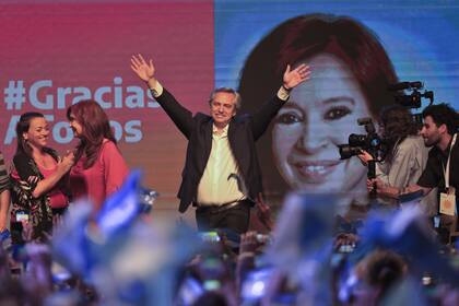 Alberto Fernández celebra su triunfo en las elecciones presidenciales junto a Cristina Kirchner