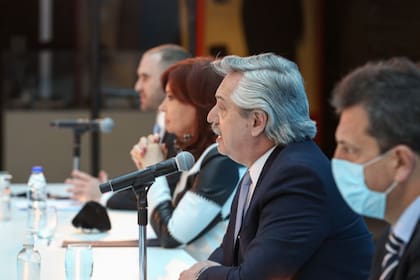Alberto Fernández, en la última reunión pública que compartió con Cristina Kirchner, cuando se anunció el resultado del canje de deuda