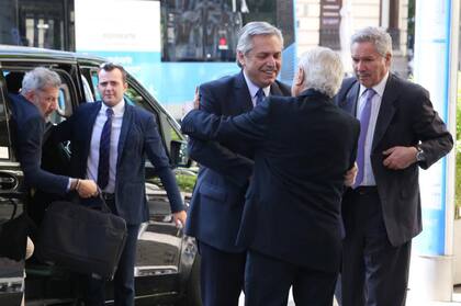 Alberto Fernández saluda al llegar a la Universidad Camilo José Cela en Madrid