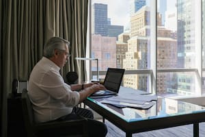 Alberto Fernández, en Nueva York, retratado mientras terminaba de revisar el discurso que dio en la Asamblea General de las Naciones Unidas