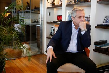 Alberto Fernández en su departamento de Puerto Madero